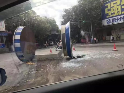 交通崗亭“橫躺”馬路上，究竟怎么回事？