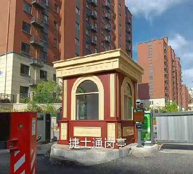 前方什么這么晃眼？哎呦，竟然是新型亮眼的保安亭